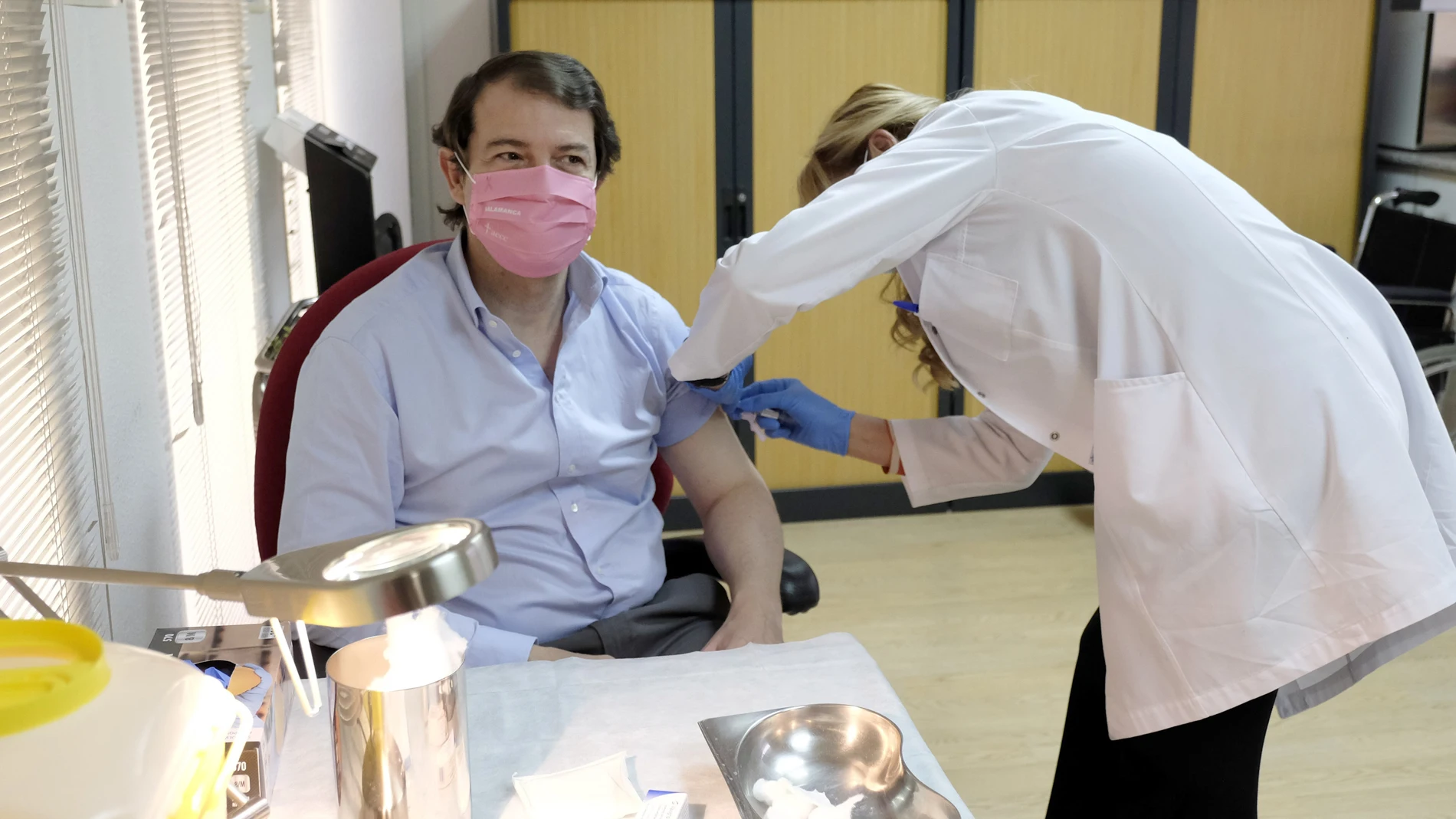 El presidente de Castilla y León, Alfonso Fernández Mañueco, se vacuna contra la gripe