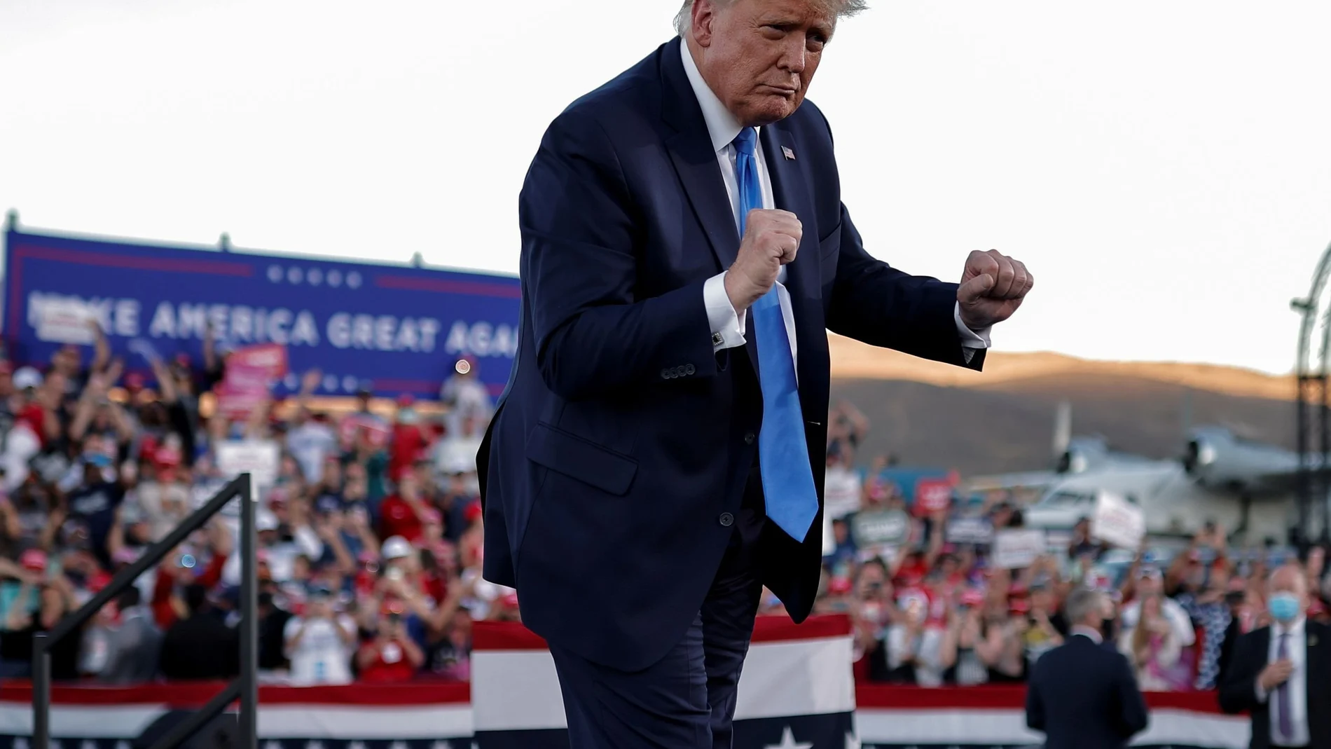 En la imagen, Donald Trump bailando, en un acto de la campaña electoral de este año. REUTERS/Carlos Barria/File Photo