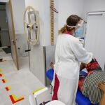 Una, fisioterapeuta de la residencia de mayores "Vitalia Canillejas" trata a una paciente, en las instalaciones del centro en Madrid