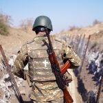 Un soldado armenio patrulla este lunes en el frente. Los combates en algunos sectores del frente en Nagorno Karabaj recuerdan a la guerra de trincheras de la I Guerra Mundial, donde los enemigos están separados por unos centenares de metros, solo que en esta ocasión el arma más utilizada es el fusil Kaláshnikov