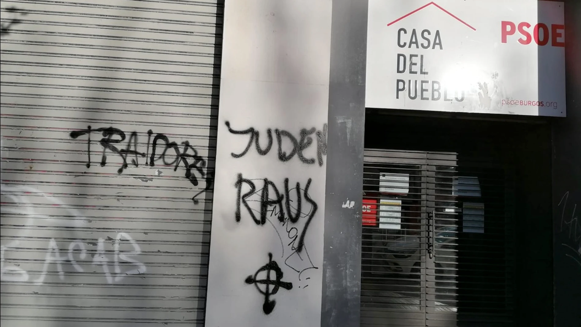 Pintadas aparecidas en la sede del PSOE en Burgos capital