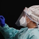 Una enfermera realiza una PCR en REFENA, lugar habilitado desde el principio de la pandemia para la realización de las pruebas en una día en el que Navarra ha registrado en las últimas horas 467 nuevos casos positivos de covid-19, según los datos provisionales facilitados por el Gobierno Foral. Estos casos se han detectado entre las 2.719 pruebas PCR y de antígenos que se han realizado, lo que representa una tasa de positividad del 17,2 %. Navarra, con un total de 268.351 pruebas PCR realizadas desde que se inició la pandemia –cifra del 8 de octubre, último día del que se disponen datos–, es la comunidad del Estado que más pruebas diagnósticas de este tipo realiza por cada 100.000 habitantes.