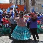Seguidores del Movimiento al Socialismo (MAS) festejan el triunfo de su candidato Luis Arce afuera de la Casa de Campaña hoy, en La Paz (Bolivia).