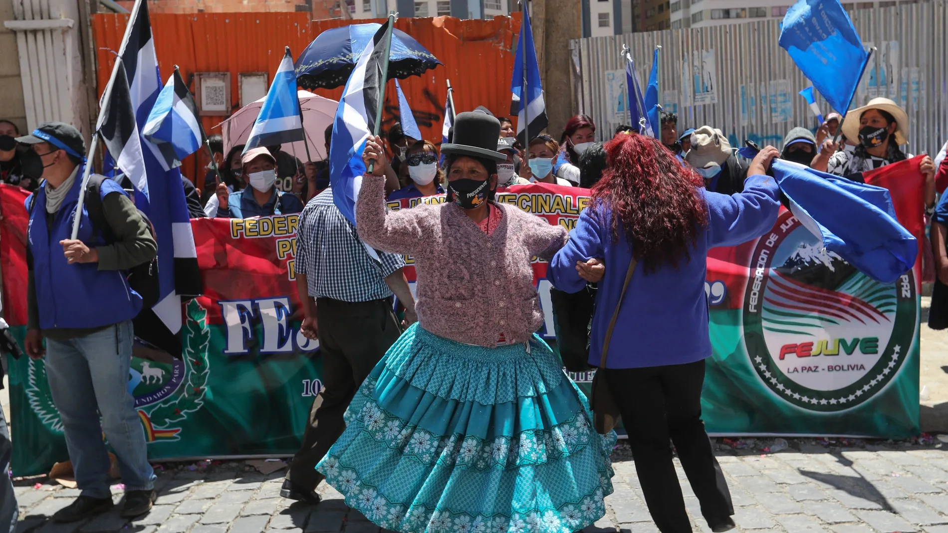 Seguidores del Movimiento al Socialismo (MAS) festejan el triunfo de su candidato Luis Arce afuera de la Casa de Campaña hoy, en La Paz (Bolivia).