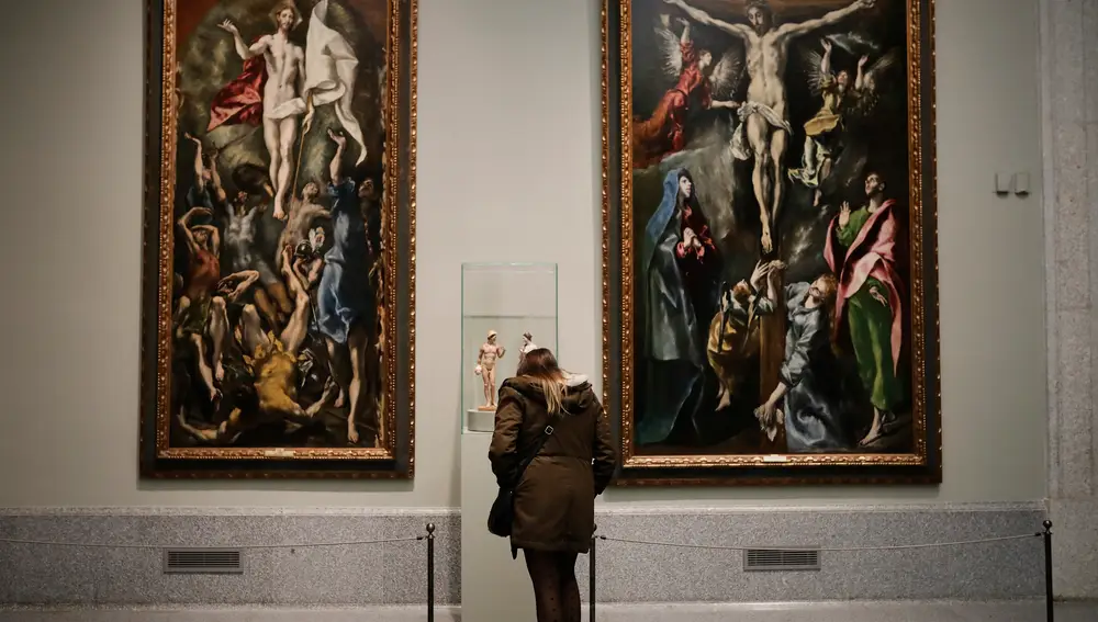 Una persona observa una de las obras de la Exposición ‘El Greco en Illescas’ durante su presentación en el Museo del Prado, en Madrid (España) a 19 de octubre de 2020.