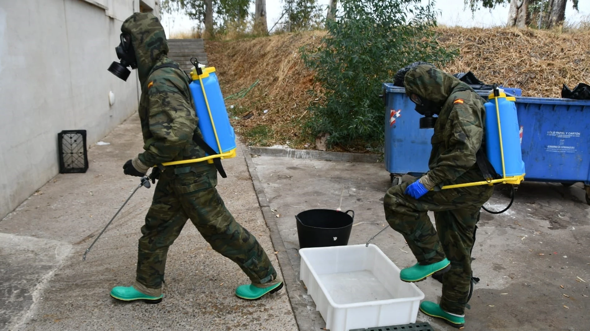 Militares se disponen a desinfectar una residencia de la tercera edad