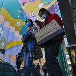 Dos mujeres con mascarilla en un popular centro comercial en Beijing