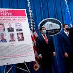 Un cartel con los seis militares rusos de la Inteligencia que han sido acusados por EE UU