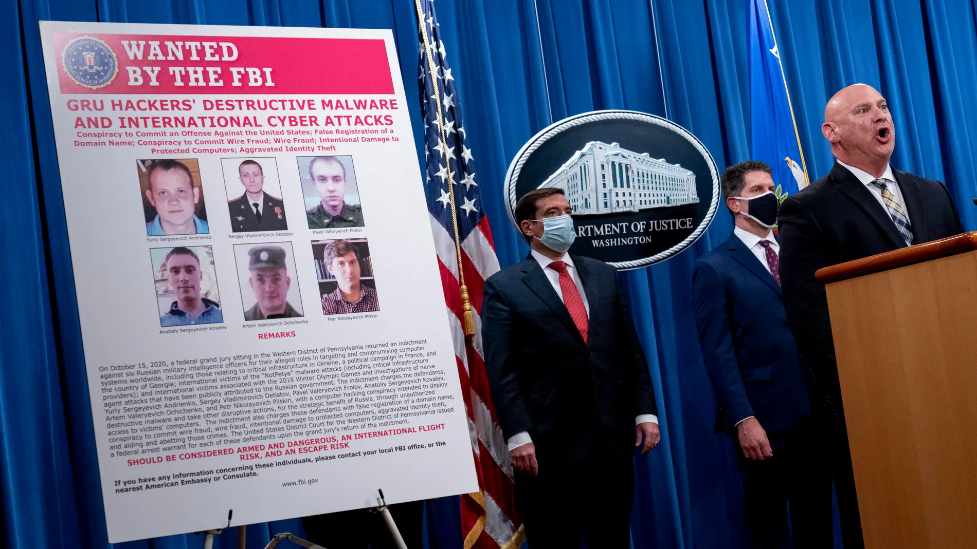 Un cartel con los seis militares rusos de la Inteligencia que han sido acusados por EE UU