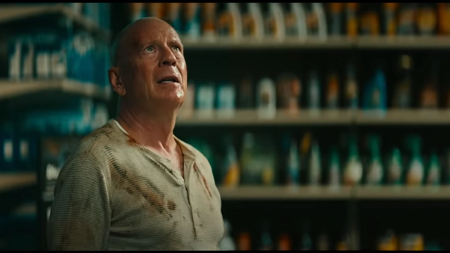 Mirada de sufridor y camiseta interior no tan blanca y llena de quemaduras, rasguños y sangre; sin duda es John McClane