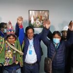 El exministro boliviano Luis Arce (2i), candidato presidencial del Movimiento al Socialismo (MAS) de Evo Morales, y su candidato a la Vicepresidencia, David Choquehuanca (2d) celebran este lunes, en La Paz los resultados extraoficiales que les dan como ganadores