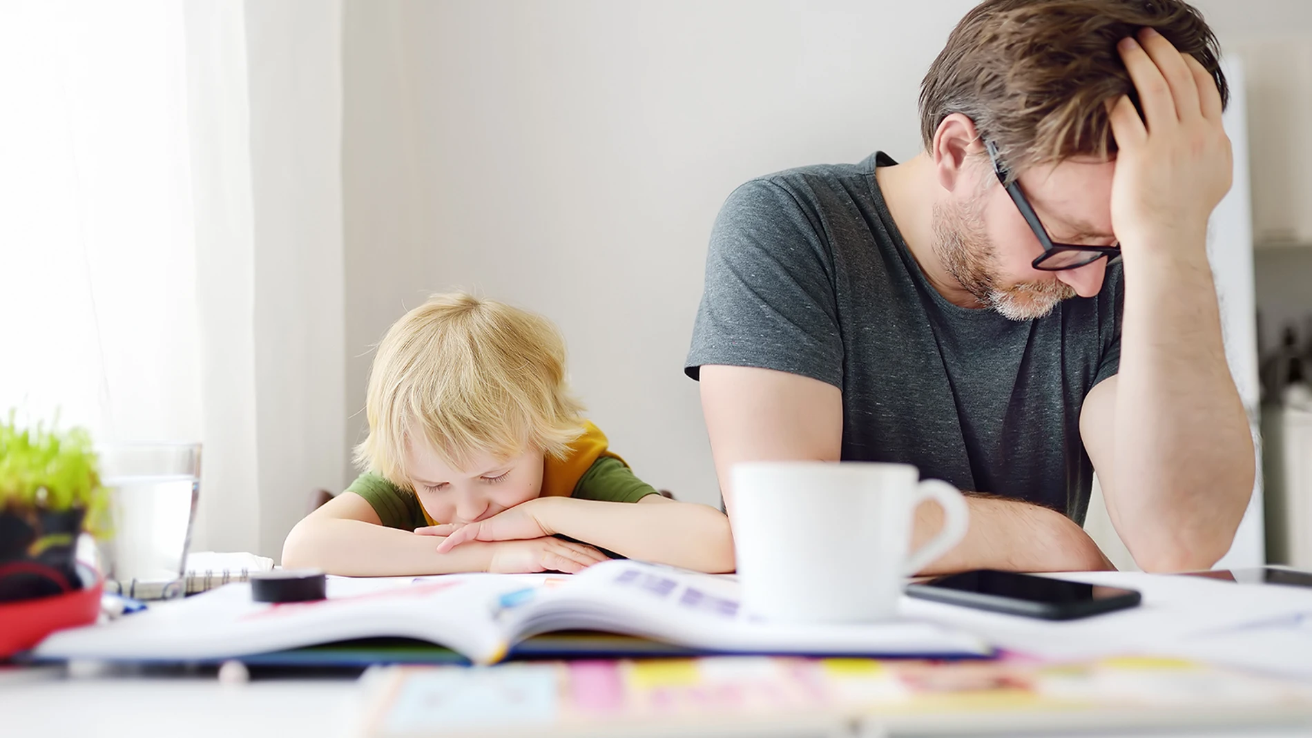 Un padre ayuda a su hijo a hacer los deberes