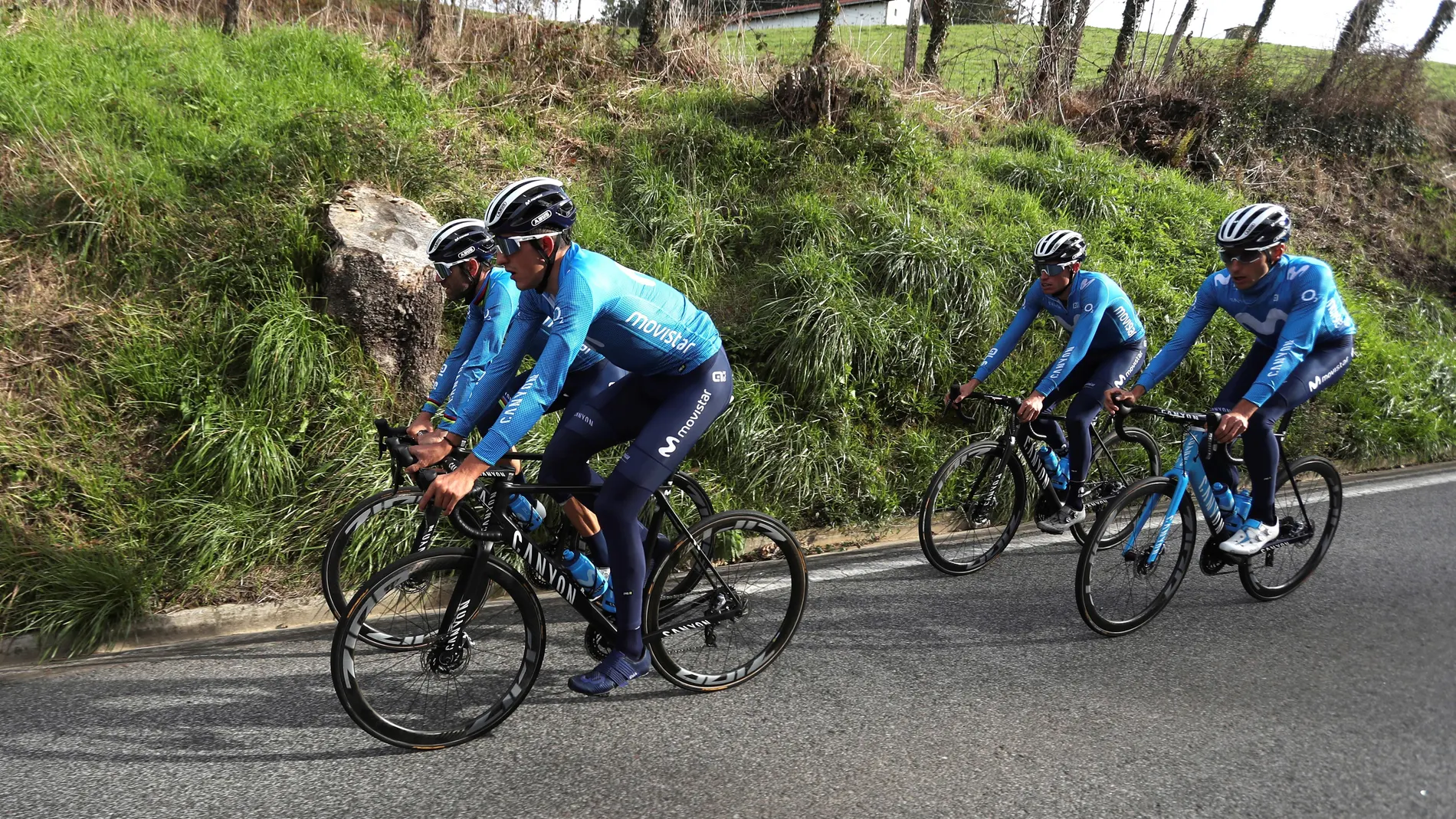 El ciclista del Movistar Team, Alejandro Valverde, junto con sus compañeros Enric Mas, Mauricio Soler e Imanol Erviti durante el entrenamiento en el monte Arrate este lunes para reconocer el alto donde termina la primera etapa de la Vuelta a España de Irún a Arrate