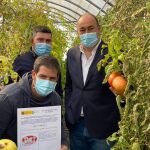 El presidente de la Diputación de Segovia, Miguel Ángel de Vicente; y el alcalde de Martín Muñoz de las Posadas, José Antonio García, presentan el certificado