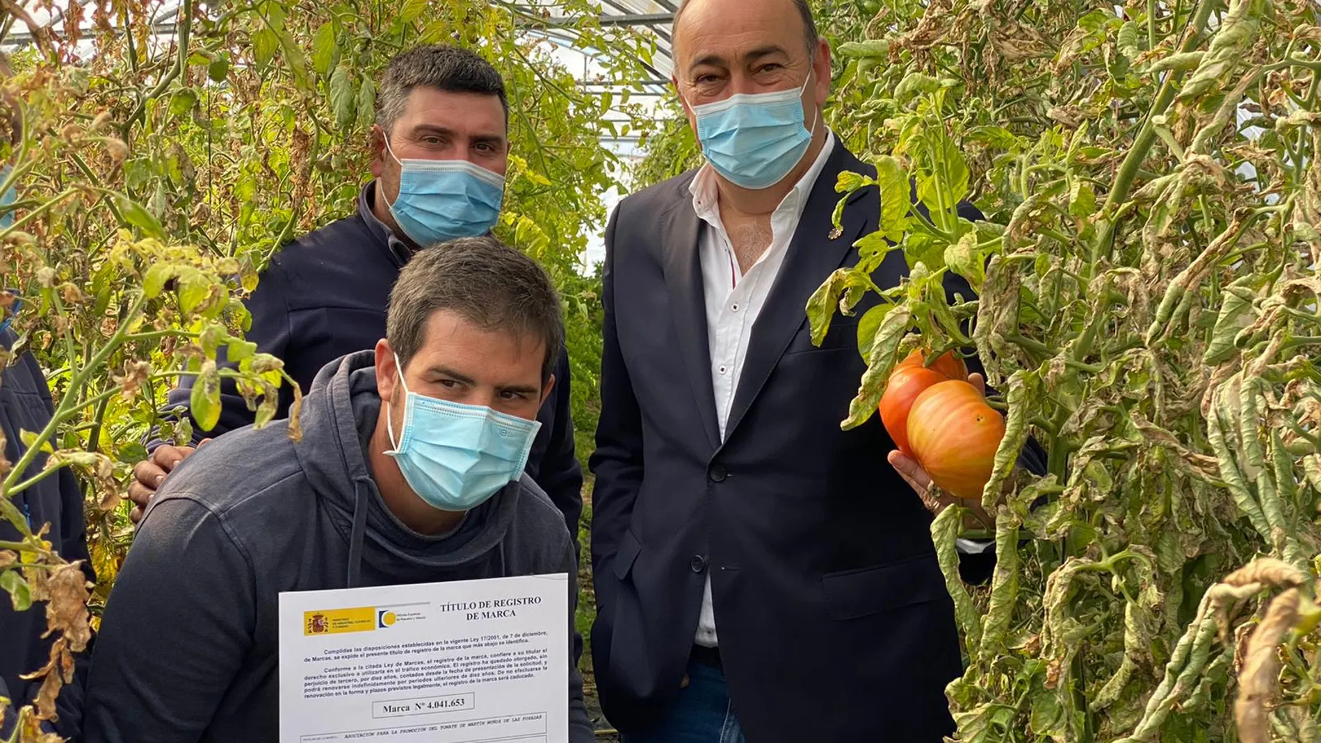El presidente de la Diputación de Segovia, Miguel Ángel de Vicente; y el alcalde de Martín Muñoz de las Posadas, José Antonio García, presentan el certificado