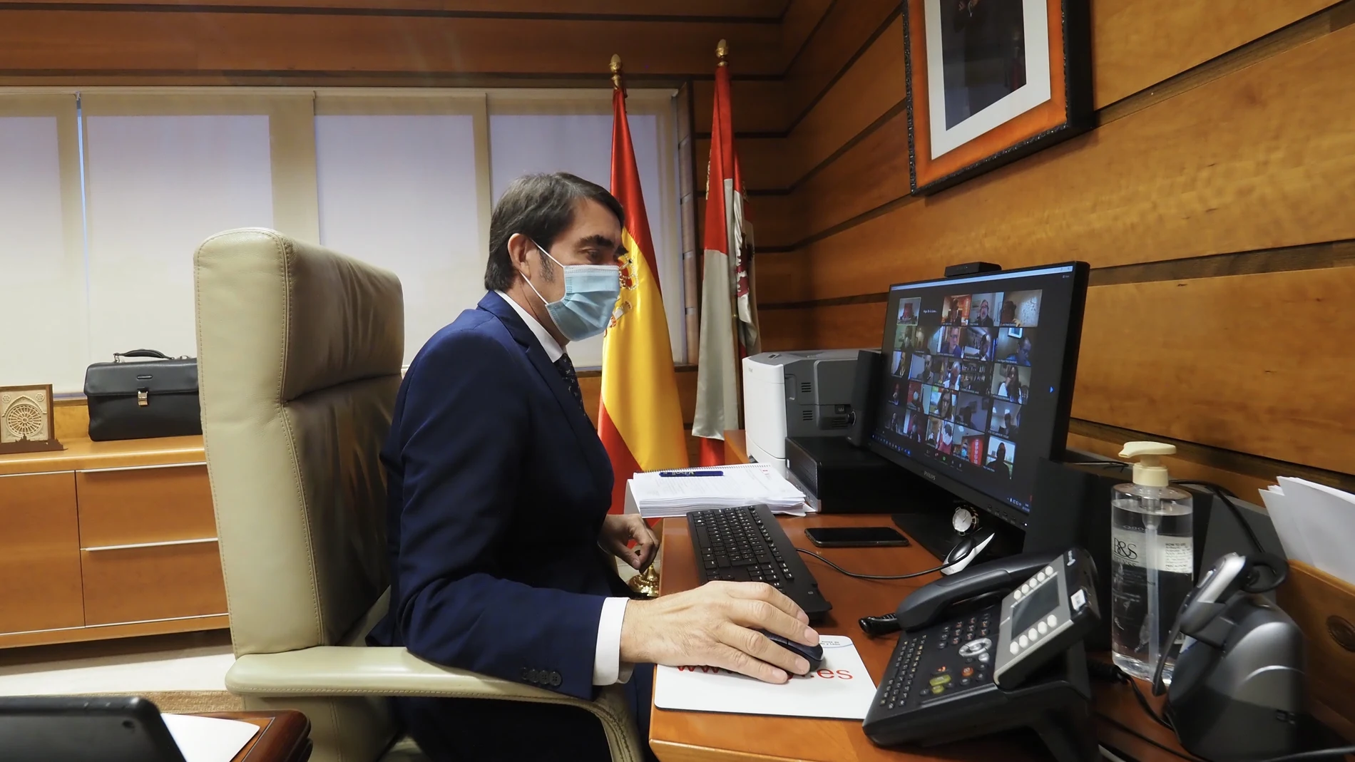 El consejero de Fomento y Medio Ambiente, Juan Carlos Suárez-Quiñones, preside la reunión por videoconferencia