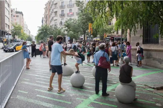 Colau peatonaliza los alrededores de 89 escuelas en Barcelona