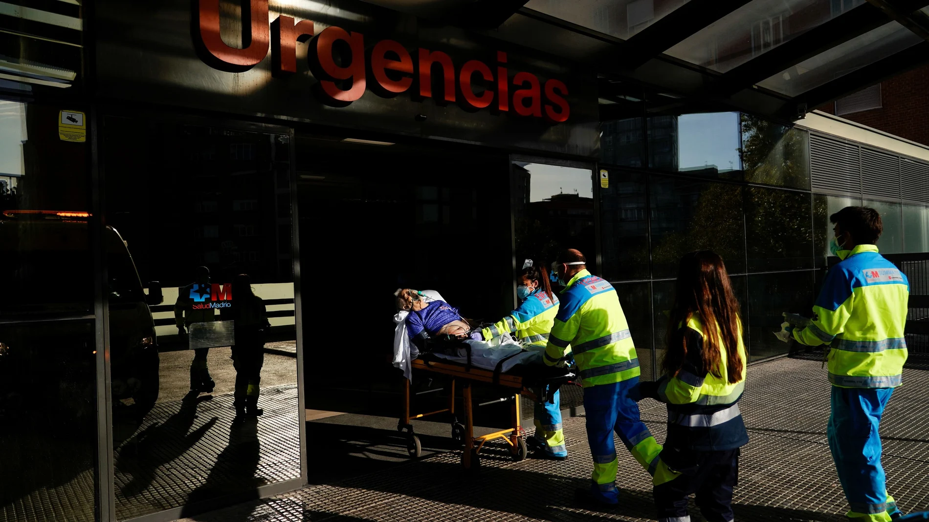 Sanitarios del Summa traslada a un paciente a las urgencias del Hospital Clínico de Madrid