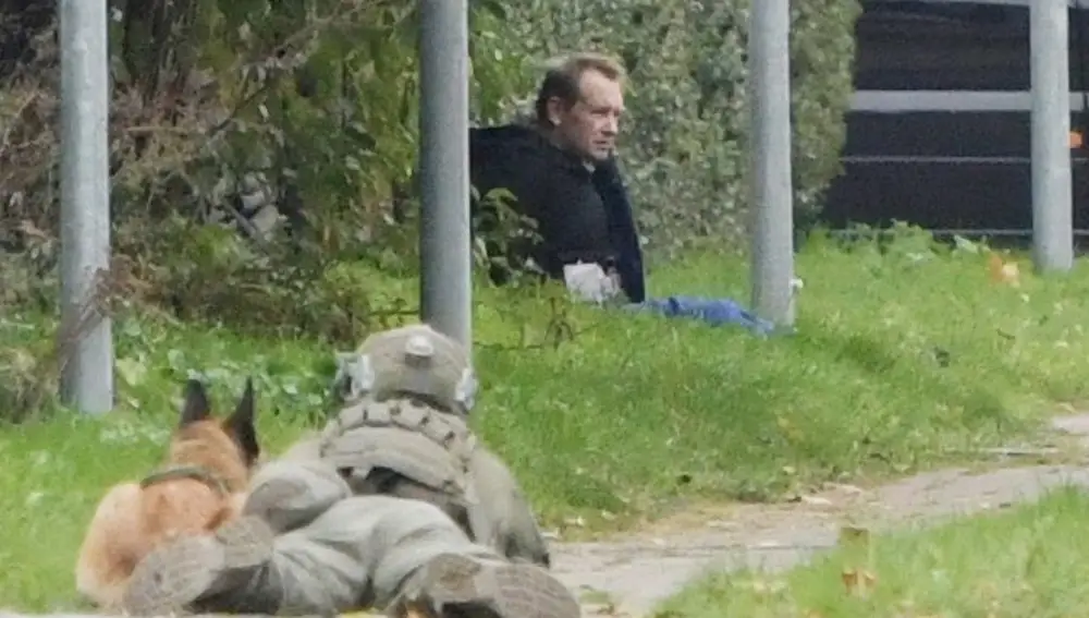 Momento en el que Peter Madsen es rodeado por las fuerzas del orden tras escaparse de la cárcel el 20 de octubre en Albertslund, Dinamarca