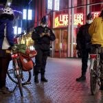 Un grupo de agentes de la Policía de Bélgica impone dos sanciones por violar el toque de queda nocturno después de que haya sido decretado a partir de este lunes desde las 00:00 hasta las 5:00 horas.20/10/2020