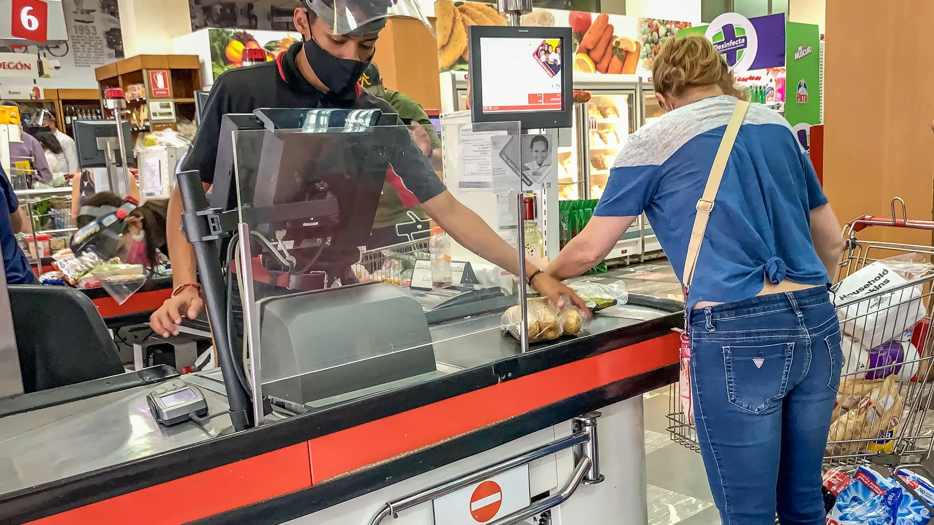 Una mujer pasa los productos por la caja para pagarlos, en un supermercado el 15 de octubre de 2020, en Caracas (Venezuela).
