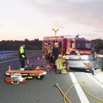 Vuelca un camión de grandes dimensiones en Alicante y colisionan varios coches que iban detrás