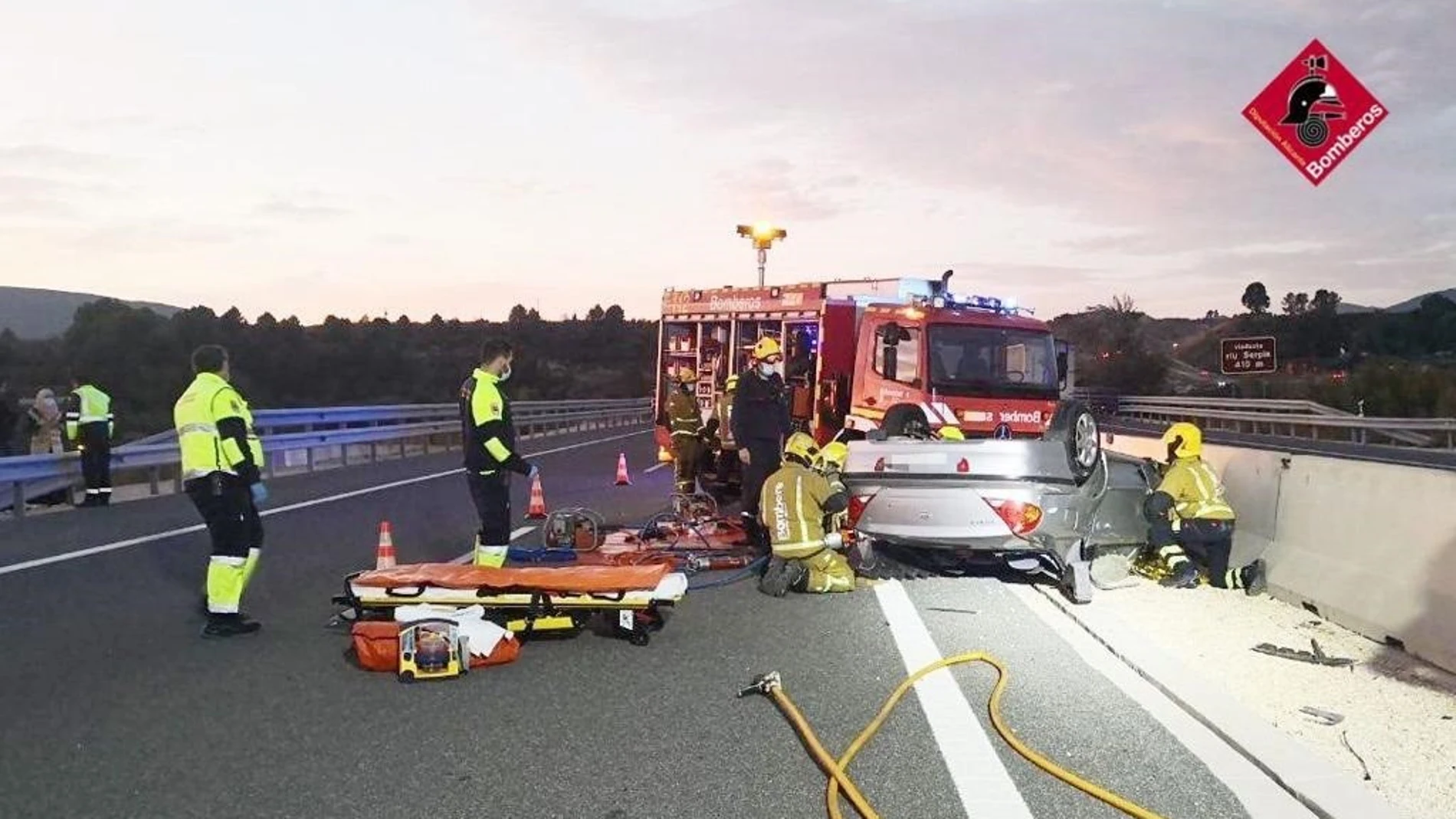 Vuelca un camión de grandes dimensiones en Alicante y colisionan varios coches que iban detrás