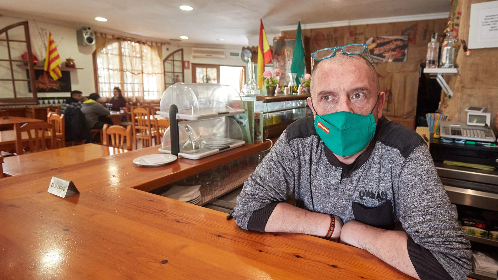 Manuel Fernandez, el dueño de un restaurante de la localidad costera de Malgrat de Mar (Barcelona) se ha negado a cerrar el negocio, tal como ordenó la Generalitat para atajar el contagio de coronavirus, y lo mantiene abierto desde el viernes a pesar de que ya ha sido multado con 60.000 euros.