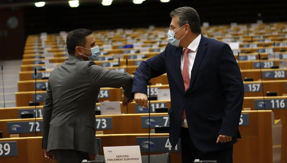 El eurodiputado Pedro Marques saluda al Comisario Maros Sefcovic