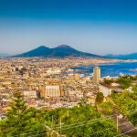Vista aérea de la ciudad de Nápoles, capital de la región de Campania, y el famoso monte Vesubio al fondo