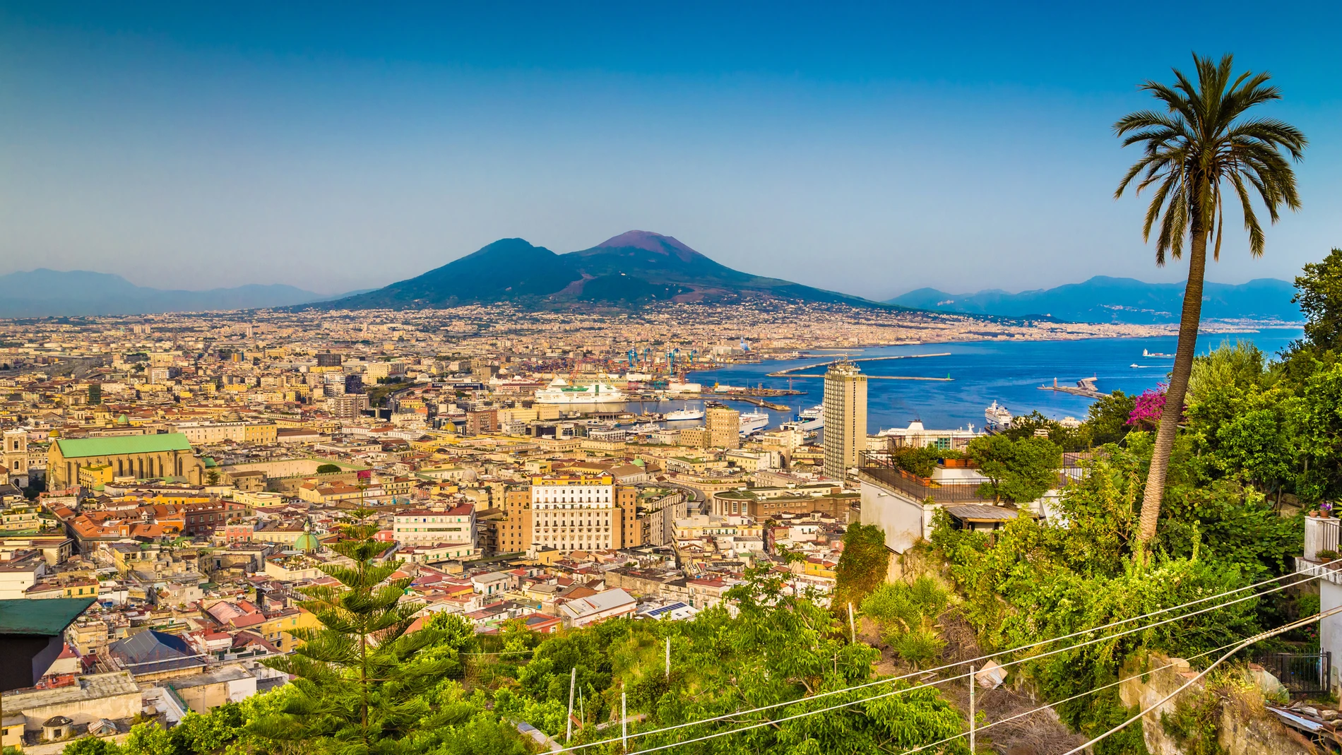 Vista aérea de la ciudad de Nápoles, capital de la región de Campania, y el famoso monte Vesubio al fondo