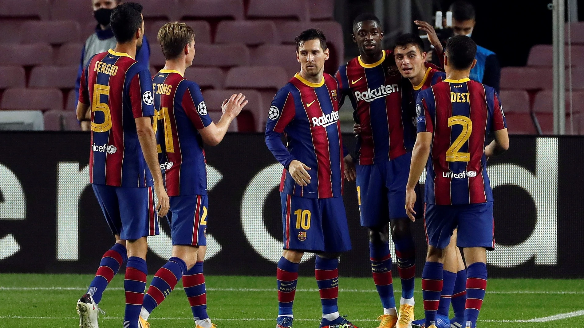 Los jugadores del FC Barcelona durante el encuentro ante el Ferencvaros