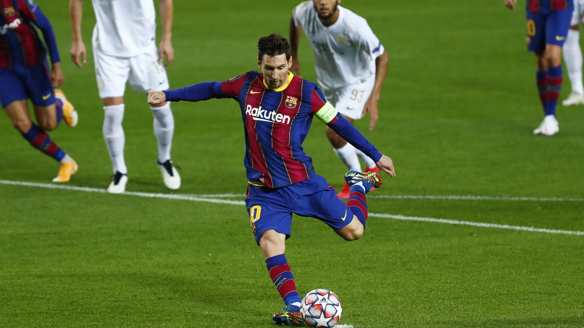 Messi lanza el penalti que le hicieron a él