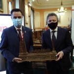 l alcalde de Irún, José Antonio Santano (d), pasa el testigo de la salida de La Vuelta al alcalde de Burgos, Daniel de la Rosa Villahoz, durante un acto celebrado este martes en el Ayuntamiento de Irún, en el primer día de competición de La Vuelta Ciclista a España. EFE/Kiko Huesca