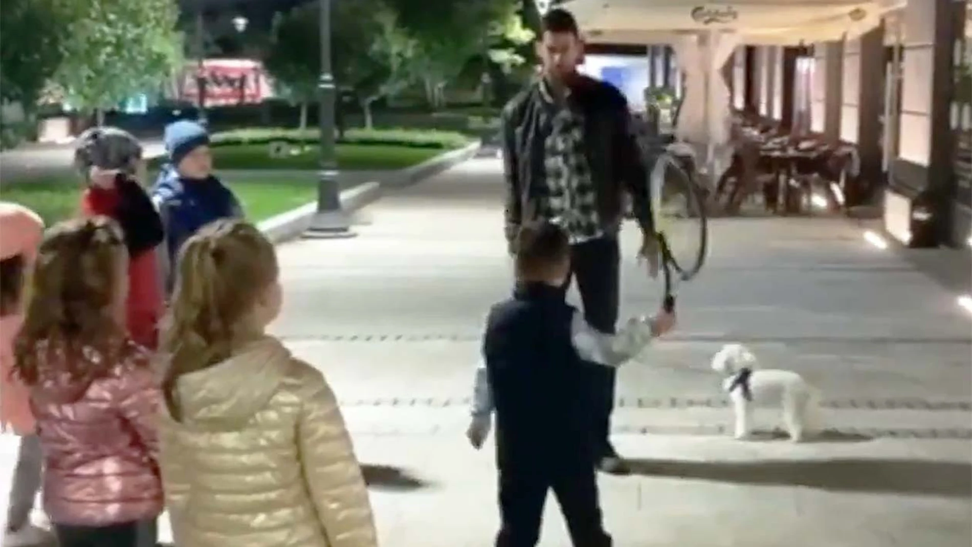 Novak Djokovic en plena clase de tenis a unos niños en las calles de Belgrado.