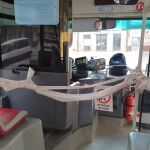En el caso del autobús de la imagen, se han utilizado los rollos de tickets para tratar de separar al conductor de los pasajeros