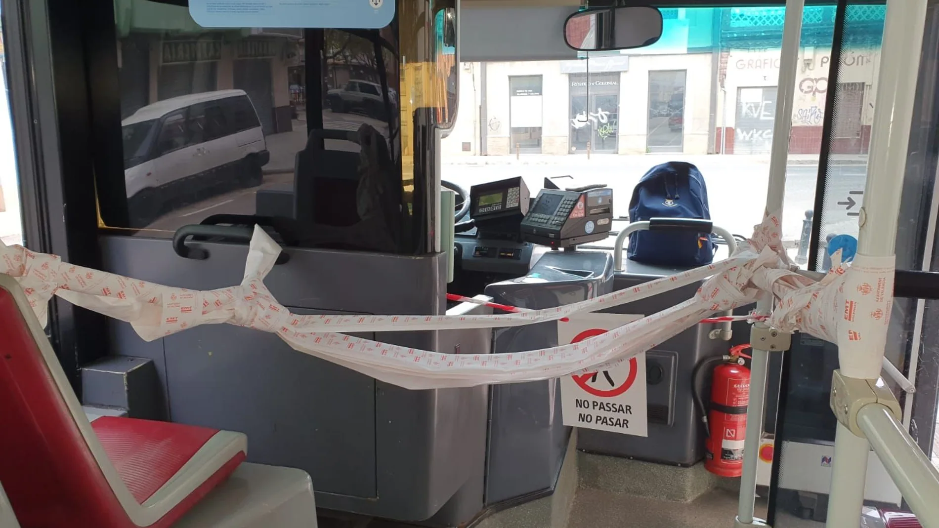 En el caso del autobús de la imagen, se han utilizado los rollos de tickets para tratar de separar al conductor de los pasajeros
