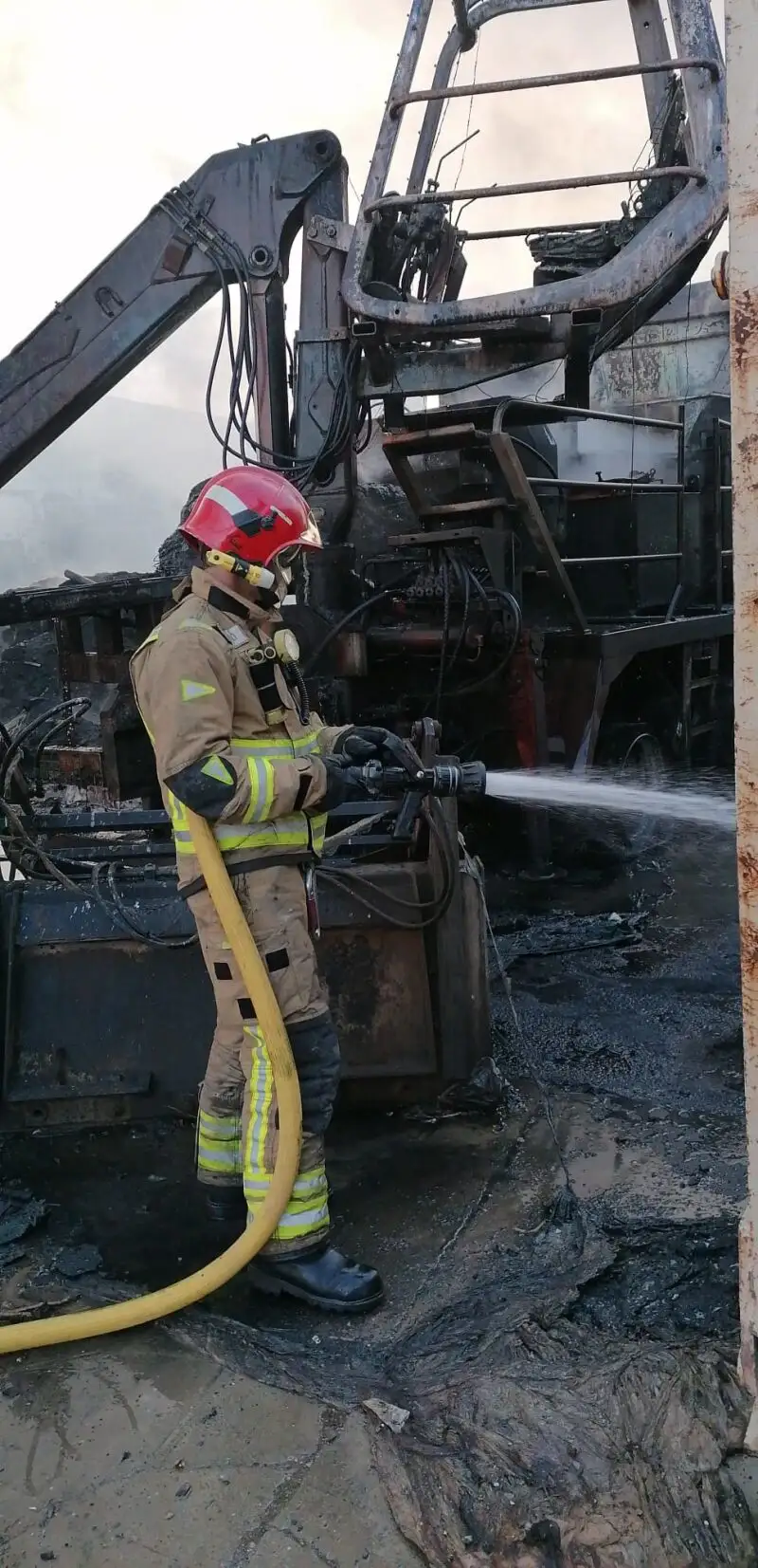 Bomberos trabajan desde primera hora en la extinción de un incendio en una planta de reciclado en Torre Pacheco