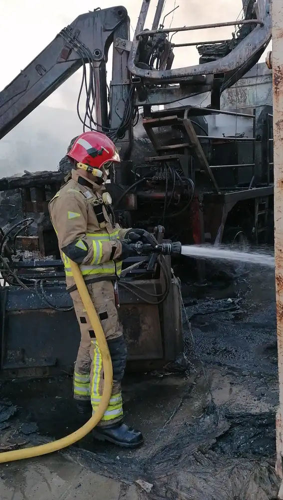 Bomberos trabajan desde primera hora en la extinción de un incendio en una planta de reciclado en Torre Pacheco
