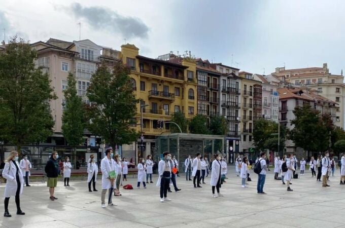 Protesta de médicos residentes de Cantabria para pedir la retirada del RD 29/2020 y mejoras de sus condiciones laborales