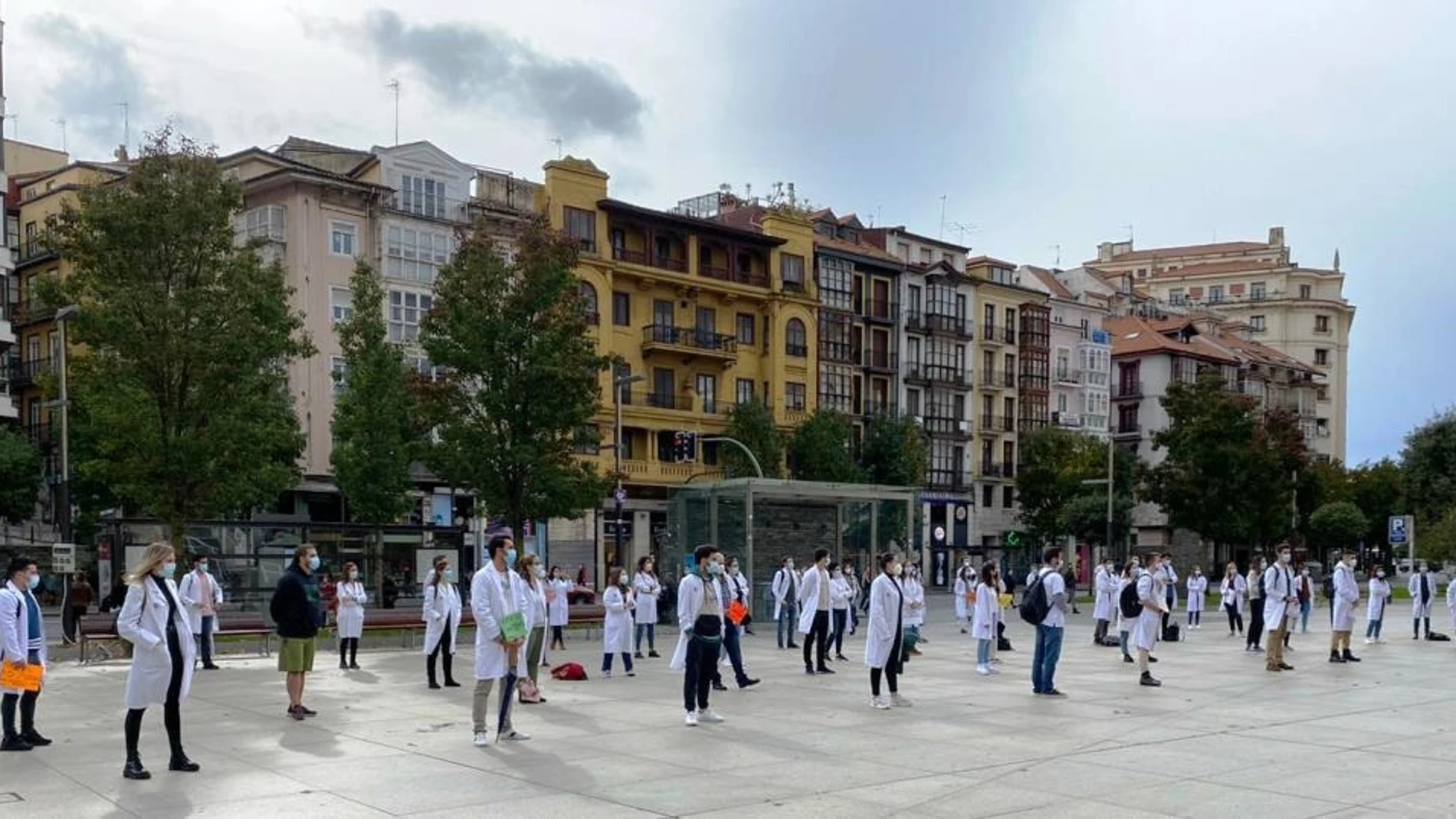 Protesta de médicos residentes de Cantabria para pedir la retirada del RD 29/2020 y mejoras de sus condiciones laborales