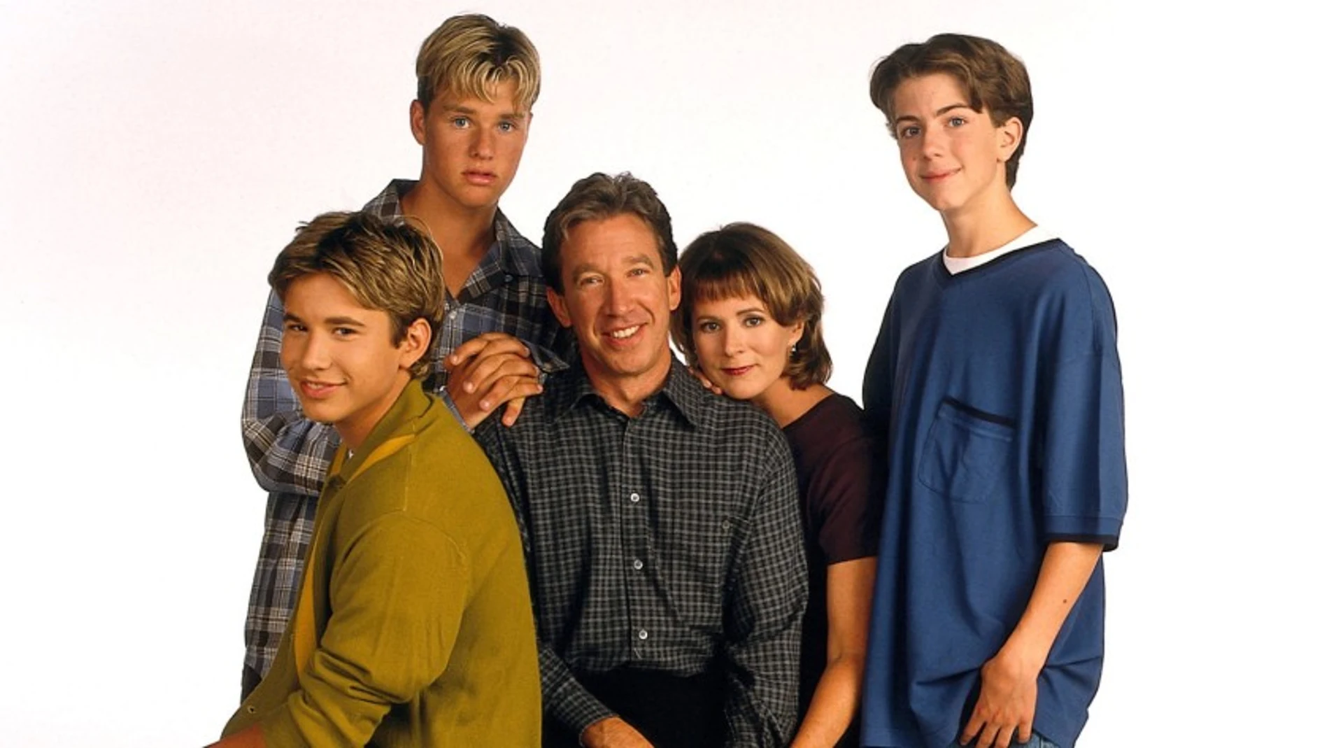 Zachery Ty Bryan, segundo desde la izquierda, con su familia de “Mejoras para el hogar”: desde la izquierda, Jonathan Taylor Thomas, Tim Allen, Patricia Richardson y Taran Noah Smith.