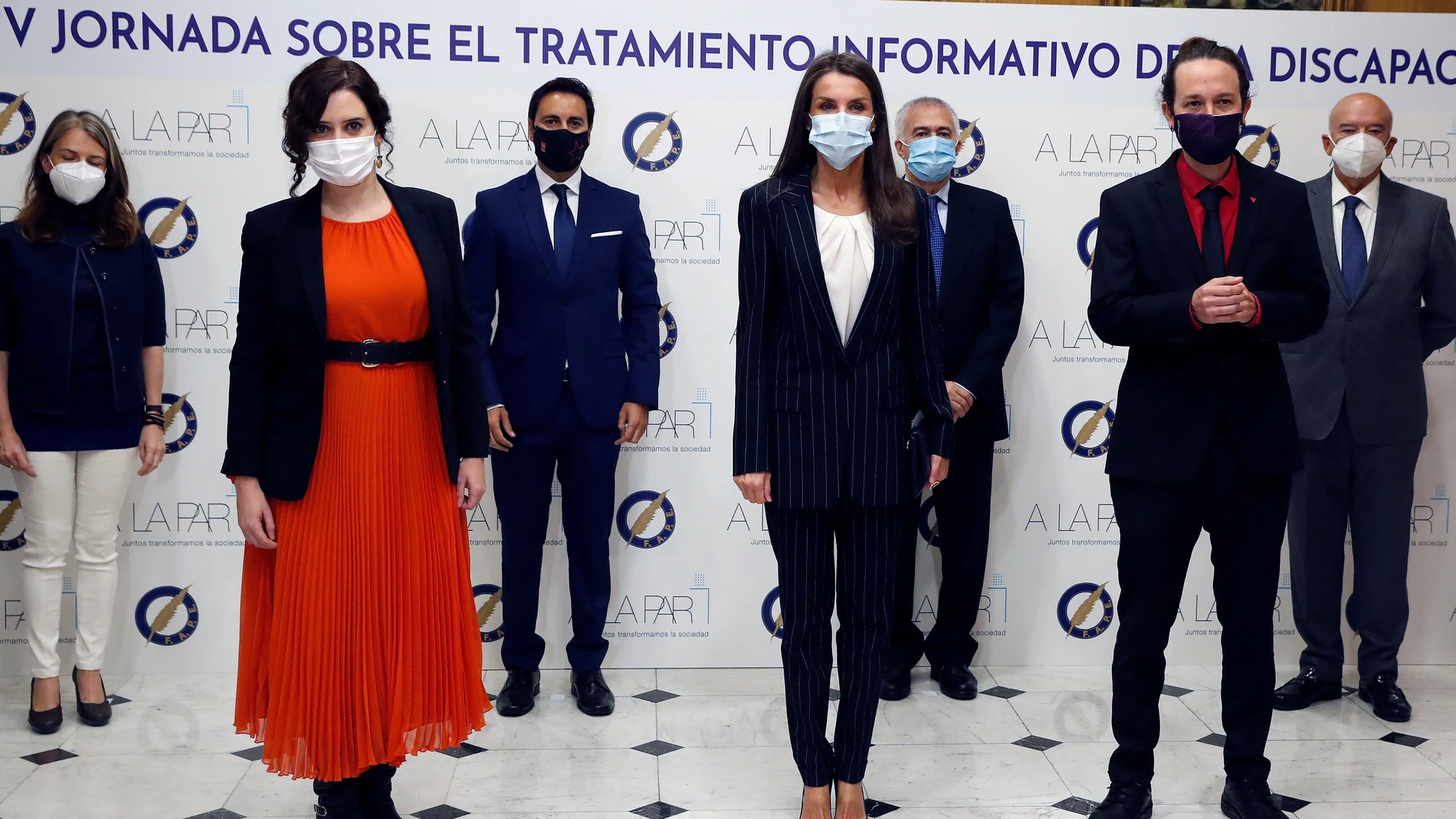 (I-D) La presidenta de la Comunidad de Madrid, Isabel Díaz Ayuso; la Reina Letizia; y el vicepresidente segundo y ministro de Derechos Sociales y Agenda 2030, Pablo Iglesias, posan en una fotografía durante la celebración de la IV Jornada sobre el Tratamiento Informativo de la Discapacidad organizada por la FAPE y la Fundación A LA PAR, en la Asociación de la Prensa de Madrid,