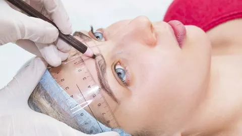 Jornada de microblanding de cejas en clínica Menorca