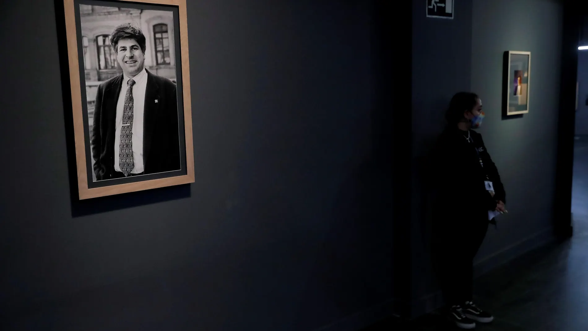 Una mujer visita la muestra "Gregorio Ordóñez. La vida posible", una exposición biográfica sobre la figura del político vasco asesinado por ETA hace 25 años