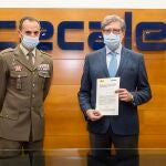 El presidente de Cecale, Santiago Aparicio, y el delegado de Defensa en Castilla y León, Vicente González