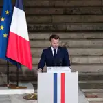 El presidente francés, Emmanuel Macron, rinde homenaje al decapitado Samuel Paty, en la escalinata de la Sorbona