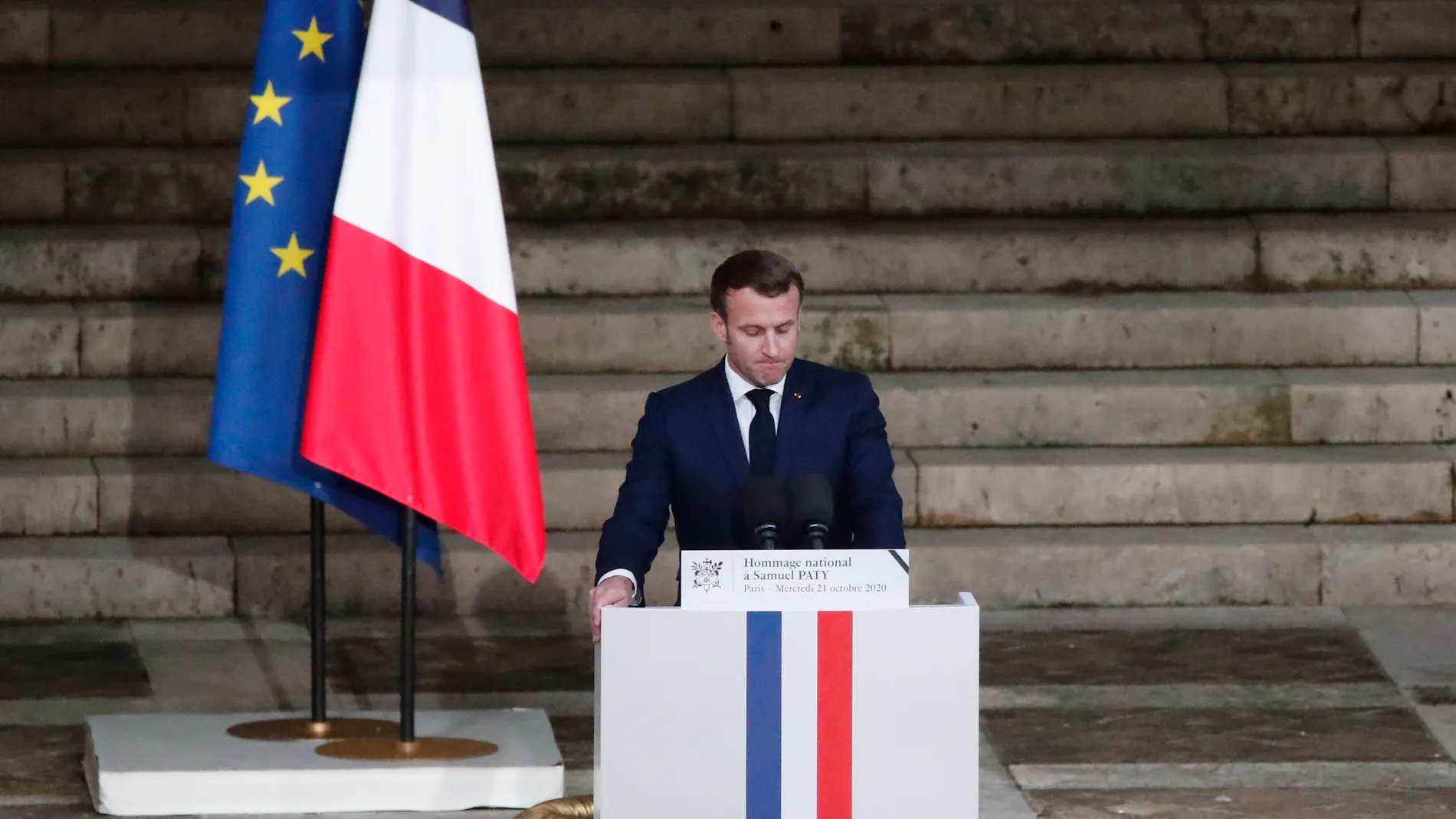 El presidente francés, Emmanuel Macron, rinde homenaje al decapitado Samuel Paty, en la escalinata de la Sorbona