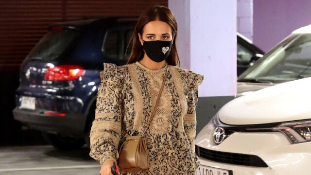 Paula Echevarría con mascarillas por las calles de Madrid.