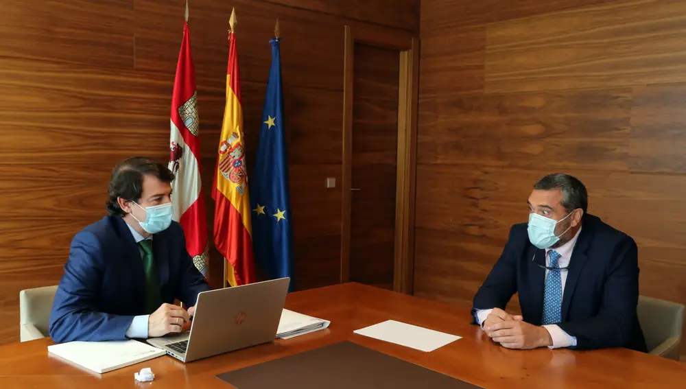 Pedro Pascual junto a Alfonso Fernández Mañueco
